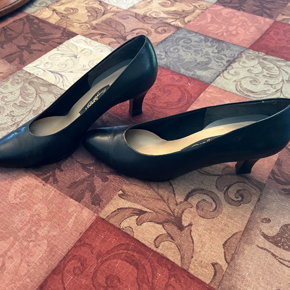 Easy Spirit Black Pumps!